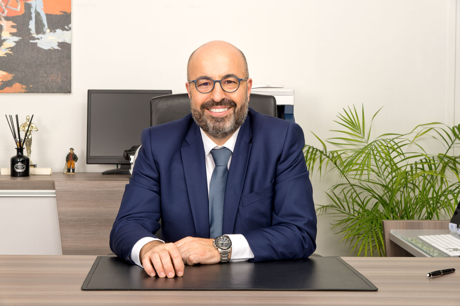 Photo Shooting, position assise, les mains dégagées pour un signe d'ouverture, un sourire ni forcé ni coincé, une posture droite.